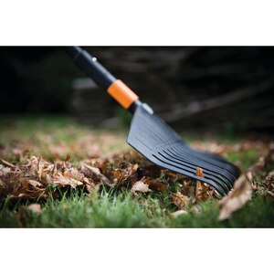 Grebla pentru frunze FISKARS QuikFit, marimea L, plastic, negru Grebla pentru frunze FISKARS QuikFit, marimea L, plastic, negru