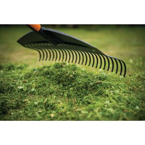 Grebla pentru frunze FISKARS QuikFit, marimea L, plastic, negru Grebla pentru frunze FISKARS QuikFit, marimea L, plastic, negru