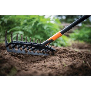 Grebla universala FISKARS QuikFit, plastic, negru Grebla universala FISKARS QuikFit, plastic, negru