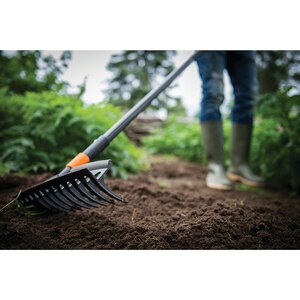 Grebla universala FISKARS QuikFit, plastic, negru Grebla universala FISKARS QuikFit, plastic, negru