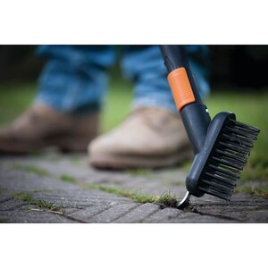 Perie FISKARS QuikFit, plastic, negru Perie FISKARS QuikFit, plastic, negru