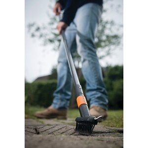 Perie FISKARS QuikFit, plastic, negru Perie FISKARS QuikFit, plastic, negru