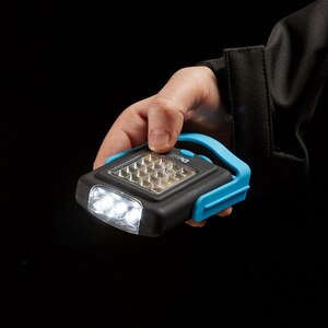Lanterna LED cu functie dubla DIALL, 3 LED 15 lumeni si 20 LED 220 lumeni, IP20, 3xAAA, negru/albastru Lanterna LED cu functie dubla DIALL, 3 LED 15 lumeni si 20 LED 220 lumeni, IP20, 3xAAA, negru/albastru