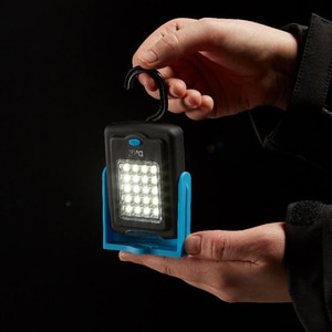 Lanterna LED cu functie dubla DIALL, 3 LED 15 lumeni si 20 LED 220 lumeni, IP20, 3xAAA, negru/albastru Lanterna LED cu functie dubla DIALL, 3 LED 15 lumeni si 20 LED 220 lumeni, IP20, 3xAAA, negru/albastru