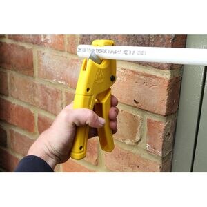 Dispozitiv pentru taiat tevi de PPR STANLEY 0-70-450, 28 mm, galben Dispozitiv pentru taiat tevi de PPR STANLEY 0-70-450, 28 mm, galben