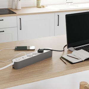 Prelungitor JACOBSEN, 4 prize Schuko, 2 porturi USB, 1.5 m, alb/gri Prelungitor JACOBSEN, 4 prize Schuko, 2 porturi USB, 1.5 m, alb/gri