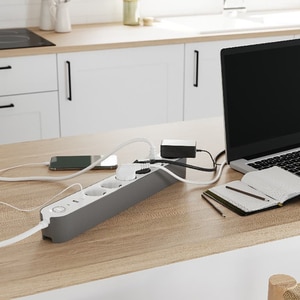 Prelungitor JACOBSEN, 6 prize Schuko, 1.5 m, 1.5 mm, cu 2 porturi USB, alb Prelungitor JACOBSEN, 6 prize Schuko, 1.5 m, 1.5 mm, cu 2 porturi USB, alb