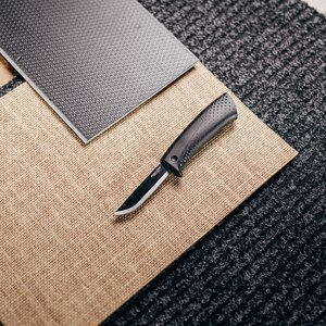 Cutit FISKARS, ascutitor, otel inoxidabil, negru Cutit FISKARS, ascutitor, otel inoxidabil, negru