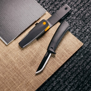 Cutit FISKARS, ascutitor, otel inoxidabil, negru Cutit FISKARS, ascutitor, otel inoxidabil, negru