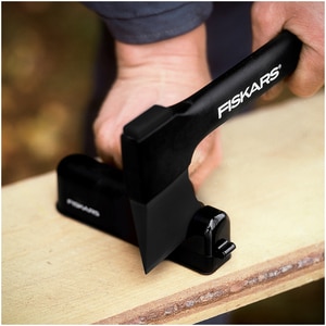 Dispozitiv pentru ascutit topoare si cutite FISKARS Solid, plastic, negru Dispozitiv pentru ascutit topoare si cutite FISKARS Solid, plastic, negru