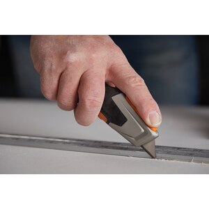 Cutit utilitar FISKARS CarbonMax, lama retractabila, metal, negru Cutit utilitar FISKARS CarbonMax, lama retractabila, metal, negru