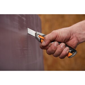 Cutit Snap-off FISKARS CarbonMax, 18mm, metal, negru Cutit Snap-off FISKARS CarbonMax, 18mm, metal, negru
