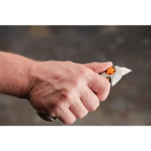 Cutit Snap-off FISKARS CarbonMax, 18mm, metal, negru Cutit Snap-off FISKARS CarbonMax, 18mm, metal, negru