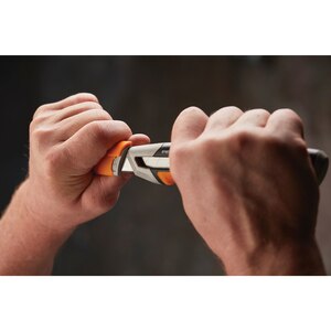 Cutit Snap-off FISKARS CarbonMax, 18mm, metal, negru Cutit Snap-off FISKARS CarbonMax, 18mm, metal, negru