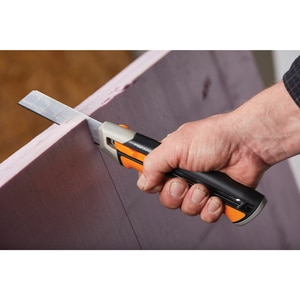 Cutit Snap-off FISKARS CarbonMax, 25mm, metal, negru Cutit Snap-off FISKARS CarbonMax, 25mm, metal, negru