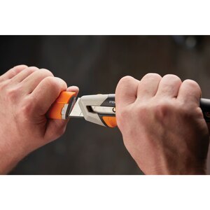Cutit Snap-off FISKARS CarbonMax, 25mm, metal, negru Cutit Snap-off FISKARS CarbonMax, 25mm, metal, negru