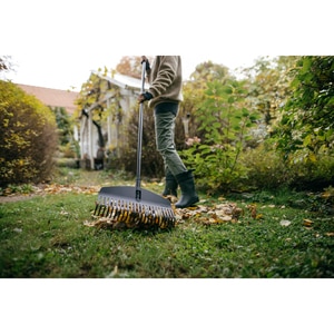 Grebla pentru frunze FISKARS Solid, marimea M, aluminiu, negru Grebla pentru frunze FISKARS Solid, marimea M, aluminiu, negru