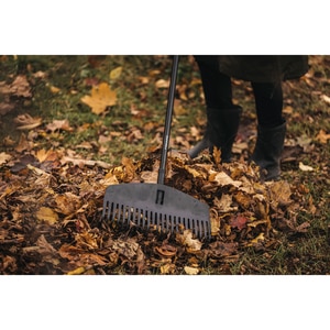 Grebla pentru frunze FISKARS Solid, marimea M, aluminiu, negru Grebla pentru frunze FISKARS Solid, marimea M, aluminiu, negru