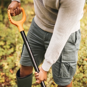 Lopata FISKARS Solid, maner tip D, metal, negru Lopata FISKARS Solid, maner tip D, metal, negru