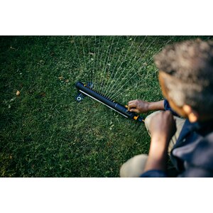 Aspersor oscilant FISKARS Serie-X M, 300mp Aspersor oscilant FISKARS Serie-X M, 300mp