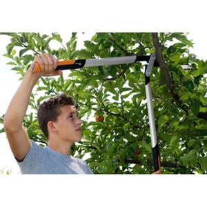 Foarfeca pentru ramuri groase pas cu pas Fiskars PowerGearX- L, 80cm, otel Foarfeca pentru ramuri groase pas cu pas Fiskars PowerGearX- L, 80cm, otel