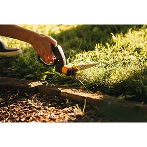 Foarfeca cu servo-mecanism pentru gazon Fiskars GS42, 32cm, poliamida Foarfeca cu servo-mecanism pentru gazon Fiskars GS42, 32cm, poliamida