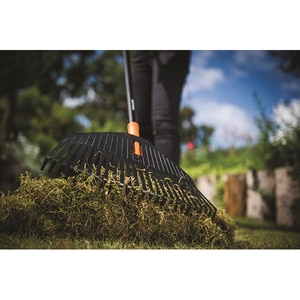 Grebla pentru frunze Fiskars Solid M 135026, 41.4cm, aluminiu Grebla pentru frunze Fiskars Solid M 135026, 41.4cm, aluminiu