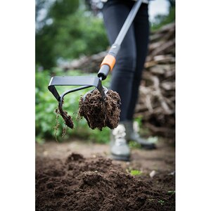 Cultivator cu 3 dinti si razeta FISKARS QuikFit 136512, 30.5cm, otel Cultivator cu 3 dinti si razeta FISKARS QuikFit 136512, 30.5cm, otel