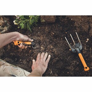 Cultivator Premium FISKARS 137220, 33cm, otel Cultivator Premium FISKARS 137220, 33cm, otel