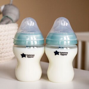 Set biberoane cu sistem de ventilatie TOMMEE TIPPEE Advanced: 2 biberoane 260ml, flux lent, 0 luni +, albastru - transparent Set biberoane cu sistem de ventilatie TOMMEE TIPPEE Advanced: 2 biberoane 260ml, flux lent, 0 luni +, albastru - transparent