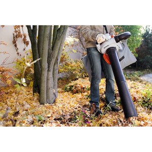 Aspirator cu tocator STIHL 56, 700W, 45l, portocaliu Aspirator cu tocator STIHL 56, 700W, 45l, portocaliu