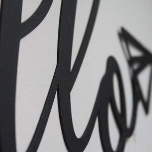 Decoratiune perete Hello Metal, 85 x 31 cm, metal, negru Decoratiune perete Hello Metal, 85 x 31 cm, metal, negru
