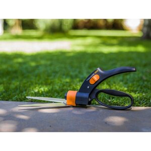 Foarfeca cu servo-mecanism pentru gazon Fiskars GS42, 32cm, poliamida Foarfeca cu servo-mecanism pentru gazon Fiskars GS42, 32cm, poliamida