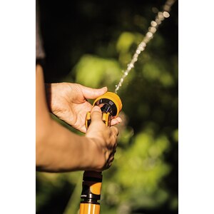Pistol universal pentru stropit FISKARS 1023665, negru-portocaliu Pistol universal pentru stropit FISKARS 1023665, negru-portocaliu