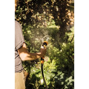 Pistol universal pentru stropit FISKARS 1023665, negru-portocaliu Pistol universal pentru stropit FISKARS 1023665, negru-portocaliu