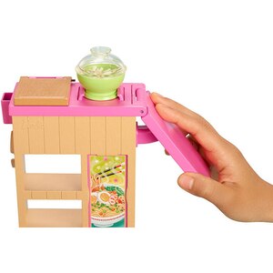 Papusa BARBIE Pregateste noodles MTGHK43, 4 ani+, multicolor Papusa BARBIE Pregateste noodles MTGHK43, 4 ani+, multicolor