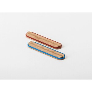 Suport instrumente de scris SPIN Ridge, lemn, rosu Suport instrumente de scris SPIN Ridge, lemn, rosu