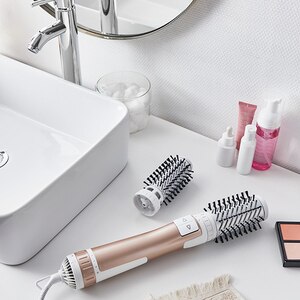 Perie rotativa ROWENTA Brush Activ Compact CF9520F0, 1000W, 2 viteze, 2 trepte temperatura, Invelis Ceramic, alb-auriu Perie rotativa ROWENTA Brush Activ Compact CF9520F0, 1000W, 2 viteze, 2 trepte temperatura, Invelis Ceramic, alb-auriu