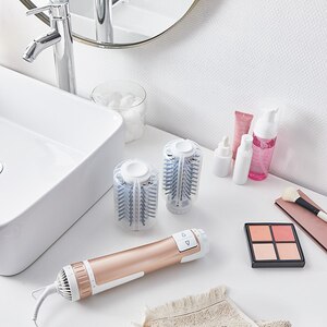 Perie rotativa ROWENTA Brush Activ Compact CF9520F0, 1000W, 2 viteze, 2 trepte temperatura, Invelis Ceramic, alb-auriu Perie rotativa ROWENTA Brush Activ Compact CF9520F0, 1000W, 2 viteze, 2 trepte temperatura, Invelis Ceramic, alb-auriu