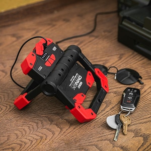 Lampa de lucru LED NEBO Omni 2000 NE0015, 2000 lumeni, IP54, Acumulator 4000 mAh, rosu-negru Lampa de lucru LED NEBO Omni 2000 NE0015, 2000 lumeni, IP54, Acumulator 4000 mAh, rosu-negru