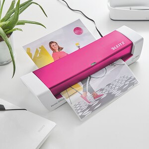 Laminator LEITZ iLAM Home Office, A4, kit folii laminare inclus, roz Laminator LEITZ iLAM Home Office, A4, kit folii laminare inclus, roz