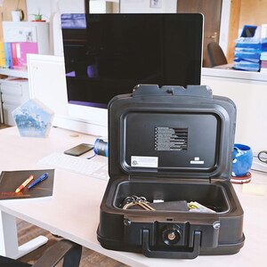 Caseta antifoc ROTTNER Fire Data Box 1, inchidere cheie, 382 x 165 x 324mm, negru Caseta antifoc ROTTNER Fire Data Box 1, inchidere cheie, 382 x 165 x 324mm, negru