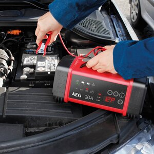 Redresor auto AEG LT20, 12V/20V, 20A, negru Redresor auto AEG LT20, 12V/20V, 20A, negru