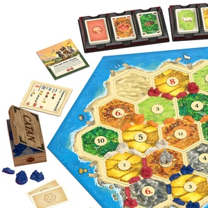 Joc de societate CATAN Joc de baza CAT3425 editia 2025, 10 ani+, 3-4 jucatori Joc de societate CATAN Joc de baza CAT3425 editia 2025, 10 ani+, 3-4 jucatori