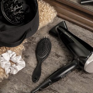 Set REMINGTON Style Edition D3171GP: Uscator de par, 2200W, negru + Perie Set REMINGTON Style Edition D3171GP: Uscator de par, 2200W, negru + Perie