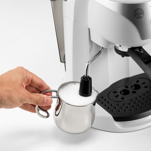 Espressor manual DELONGHI EC221.W, 1l, 1100W, 15 bar, sistem Cappuccino, alb-negru Espressor manual DELONGHI EC221.W, 1l, 1100W, 15 bar, sistem Cappuccino, alb-negru