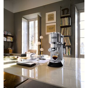 Espressor manual DELONGHI Dedica Style EC685.M, 1.1l, 1300W, 15 bar, sistem Cappuccino, argintiu-negru Espressor manual DELONGHI Dedica Style EC685.M, 1.1l, 1300W, 15 bar, sistem Cappuccino, argintiu-negru