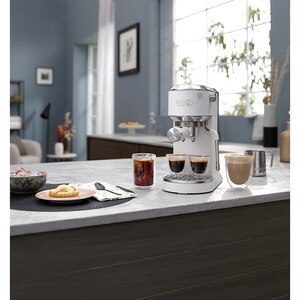 Espressor manual DELONGHI Dedica Duo EC890.WI, 1.1l, 1450W, 15 bar, sistem Cappuccino, alb-argintiu Espressor manual DELONGHI Dedica Duo EC890.WI, 1.1l, 1450W, 15 bar, sistem Cappuccino, alb-argintiu