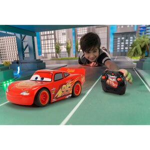 Masinuta cu telecomanda DICKIE Fulger McQueen 333070099, 4 ani+, rosu-negru Masinuta cu telecomanda DICKIE Fulger McQueen 333070099, 4 ani+, rosu-negru