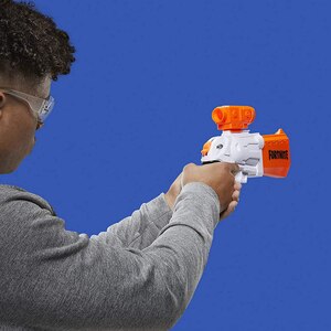 Blaster NERF Fortnite - SR7 E9391, 8 ani+, alb-portocaliu Blaster NERF Fortnite - SR7 E9391, 8 ani+, alb-portocaliu